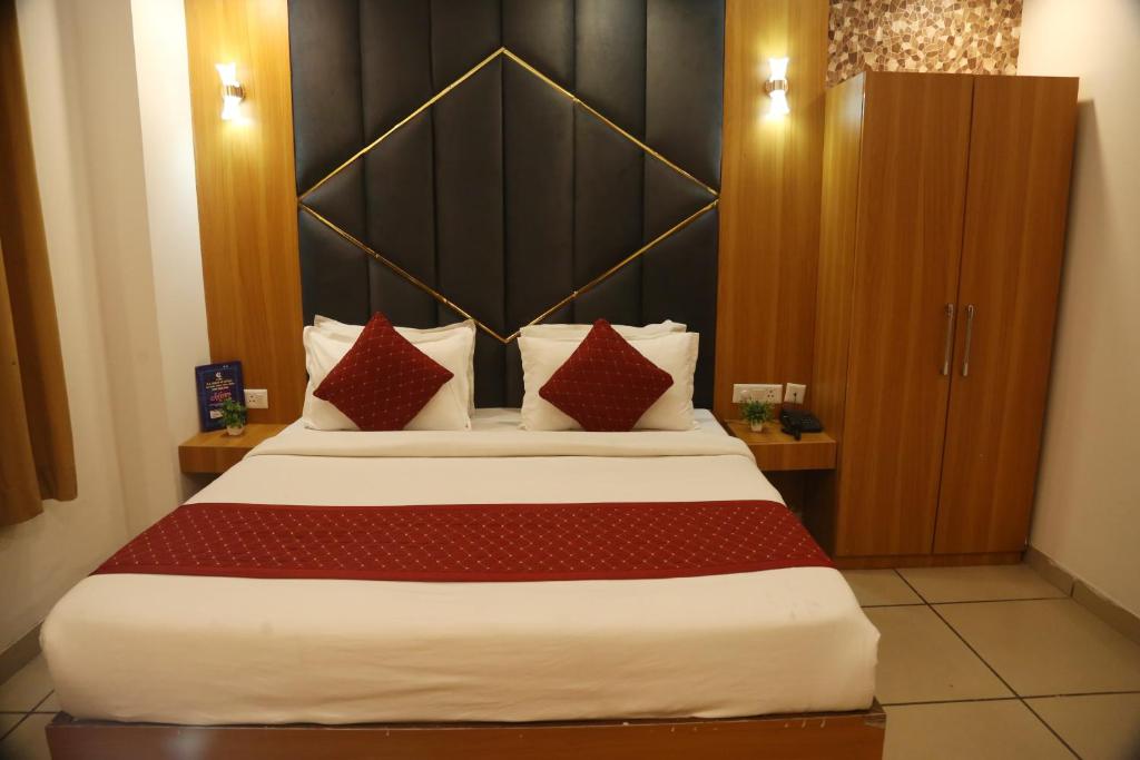 Postel nebo postele na pokoji v ubytování Grand Atlantiis Suite Near Delhi IGI Airport