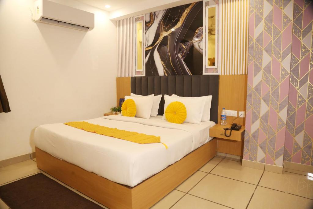 Postel nebo postele na pokoji v ubytování Grand Atlantiis Suite Near Delhi IGI Airport