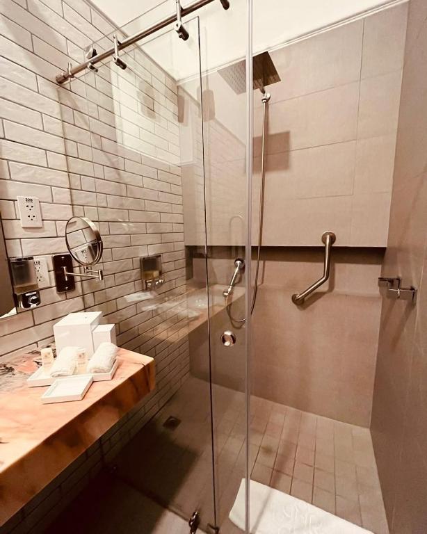 Koupelna v ubytování Grand Atlantiis Suite Near Delhi IGI Airport