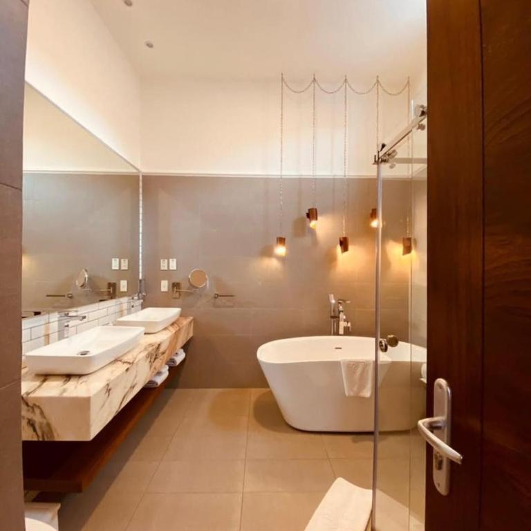 Koupelna v ubytování Grand Atlantiis Suite Near Delhi IGI Airport