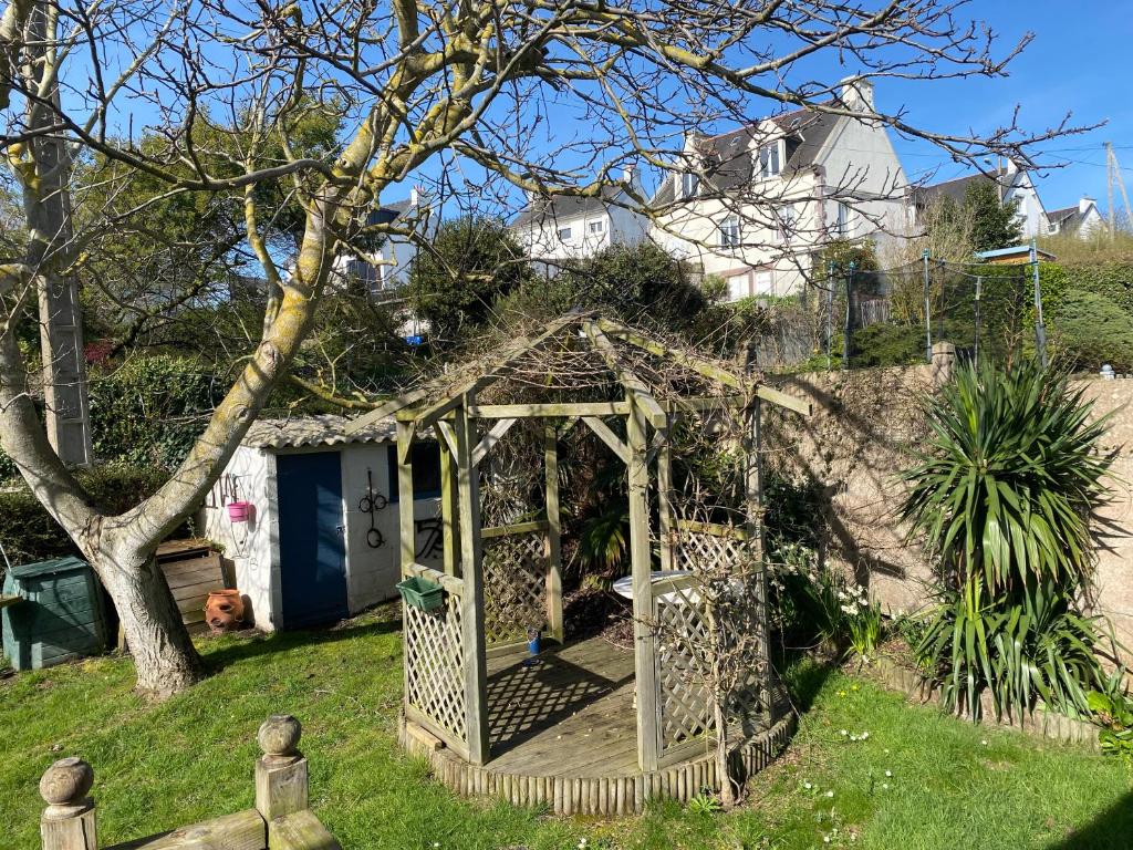 un belvédère dans la cour d'une maison dans l'établissement T2 centre Erquy, à Erquy