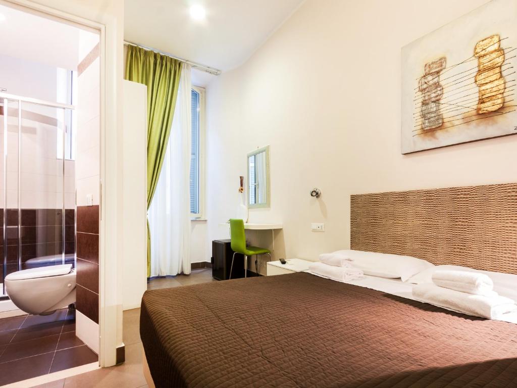ローマにあるMaison Treviのベッドルーム(大型ベッド1台付)、バスルームが備わります。