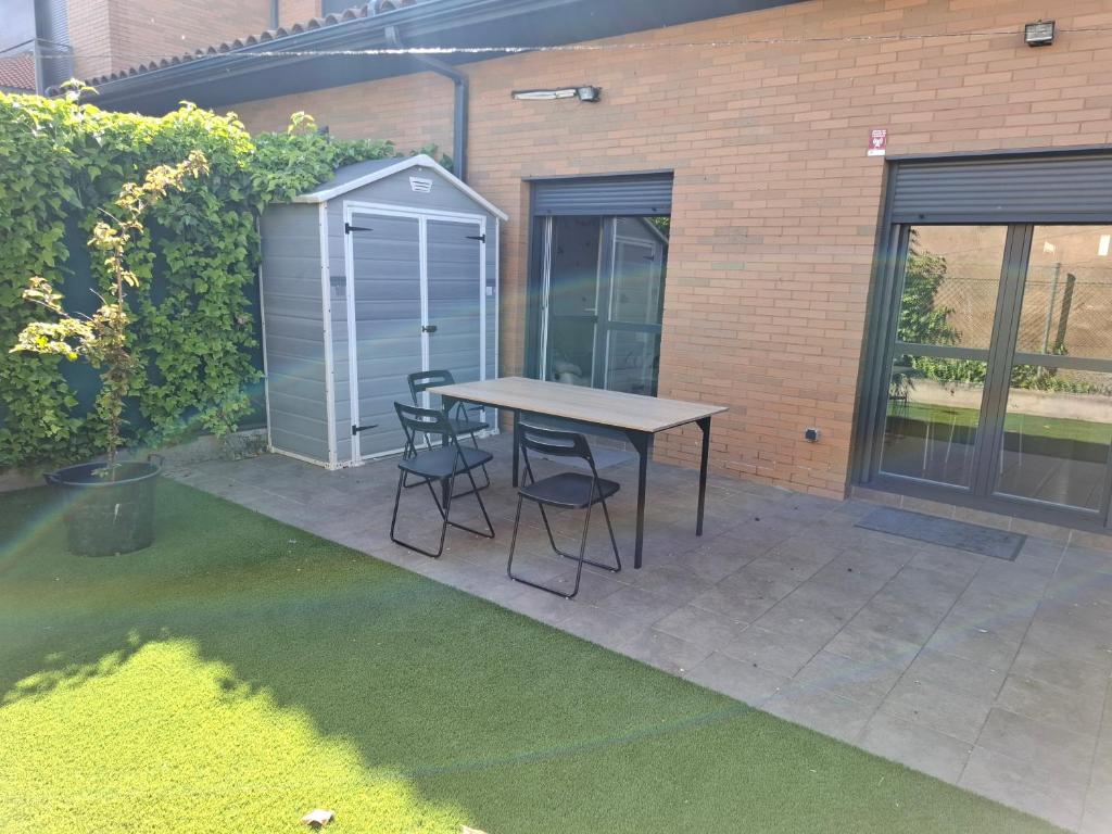a patio with a table and chairs and a building at VT Miranda in Olite