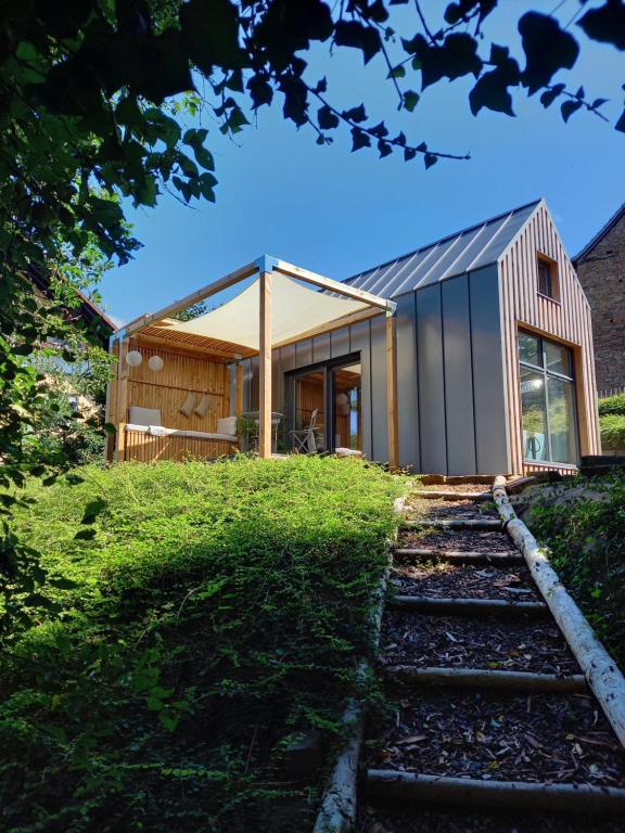 Taman di luar tiny house Pfalz Wellness und Wanderurlaub