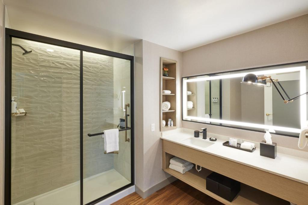 Ein Badezimmer in der Unterkunft Hotel Effie Sandestin Resort, Autograph Collection