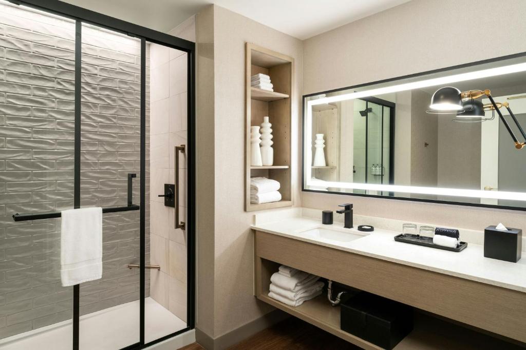Ein Badezimmer in der Unterkunft Hotel Effie Sandestin Resort, Autograph Collection