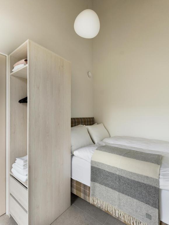 Postel nebo postele na pokoji v ubytování Heiðin Homes Villas