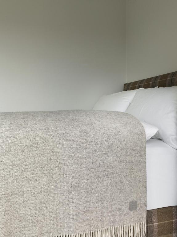 Postel nebo postele na pokoji v ubytování Heiðin Homes Villas