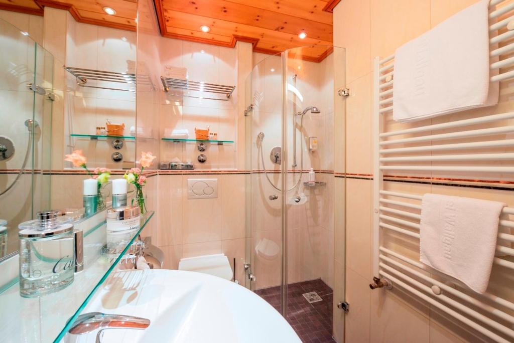 Alpenjuwel Parkhotel Wallgau 4 Sterne Superior Genusshotel mit Spa feinster Kulinarik & Golf Ihr Rückzugsort inmitten der Alpen mit Tradition und Eleganz - Habitación Doble Con Balcón