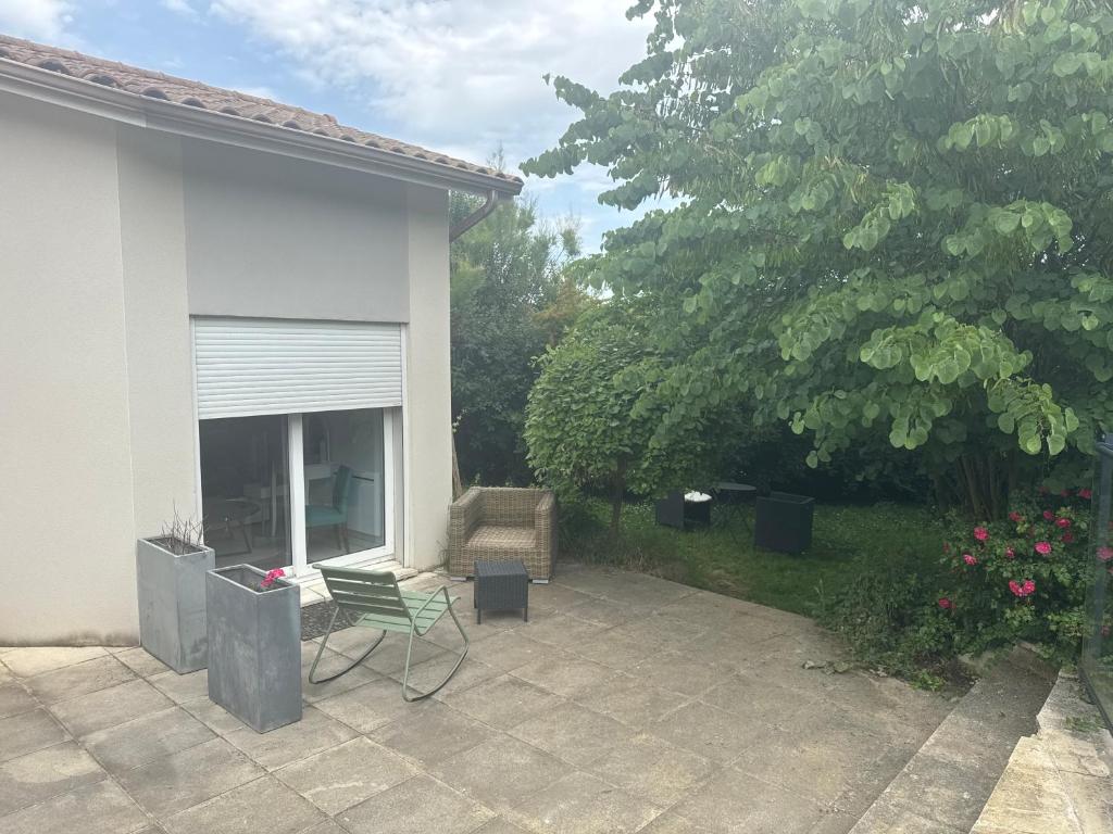 une terrasse avec une chaise à côté d'une maison dans l'établissement Le Clos de MANVAL, à Saint-Cyr-sur-le-Rhône