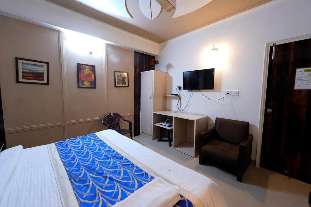 Postel nebo postele na pokoji v ubytování Hotel Oppera Mahipalpur- Delhi Airport