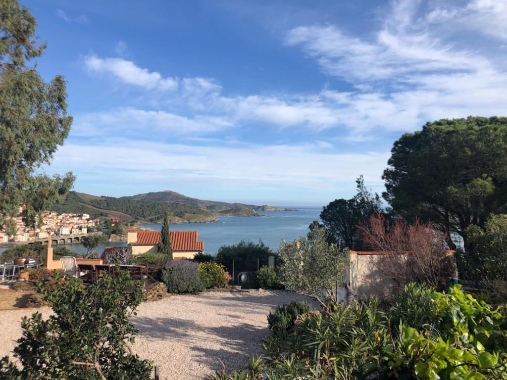 - une vue sur l'océan depuis le jardin dans l'établissement Magnifique Villa Vues Mer et Montagne, à Banyuls-sur-Mer