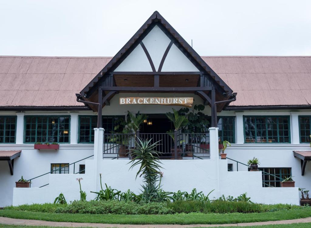 LimuruBrackenhurst Conference and Retreat Centre的一栋建筑，上面写着“黑尾鹿屋”