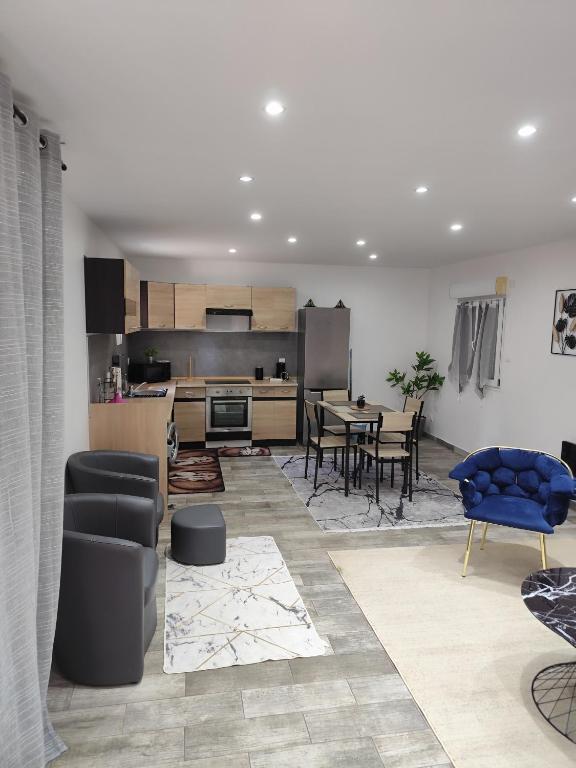 un salon avec une cuisine et une salle à manger dans l'établissement Maison T3, à La Seyne-sur-Mer