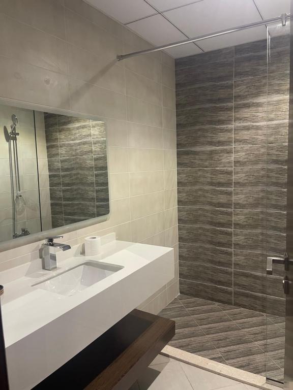 Koupelna v ubytování سحر المحيط لتأجير بيوت العطلات ocean magic luxury 4BR villa with privet pool, direct sea view,sharm-Al Dana Villa, Al Dana island by ocean magic holiday homes