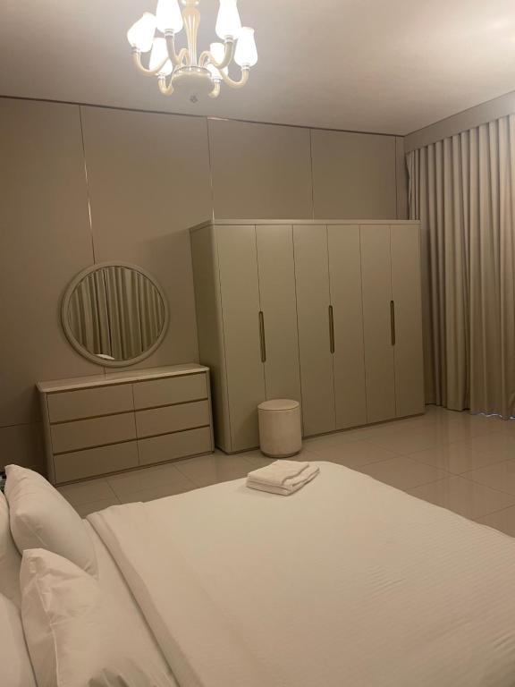 Postel nebo postele na pokoji v ubytování سحر المحيط لتأجير بيوت العطلات ocean magic luxury 4BR villa with privet pool, direct sea view,sharm-Al Dana Villa, Al Dana island by ocean magic holiday homes