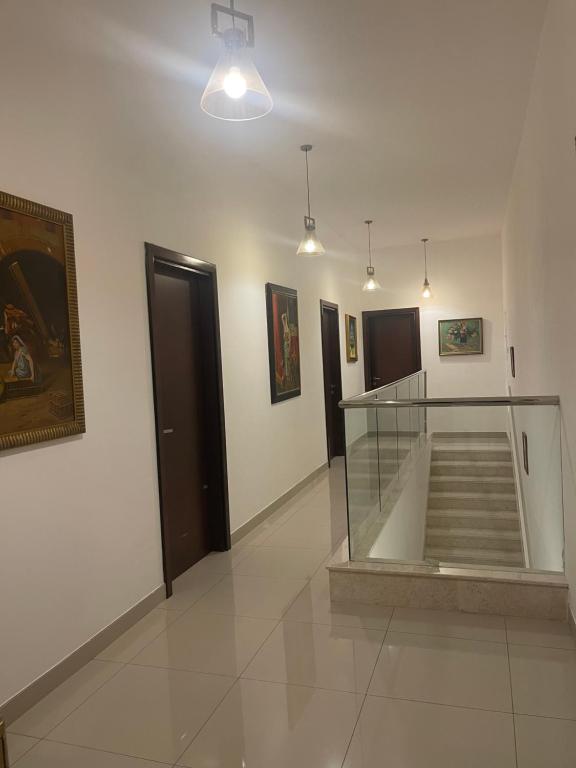 Fotografie z fotogalerie ubytování سحر المحيط لتأجير بيوت العطلات ocean magic luxury 4BR villa with privet pool, direct sea view,sharm-Al Dana Villa, Al Dana island by ocean magic holiday homes v destinaci Adh Dhayd