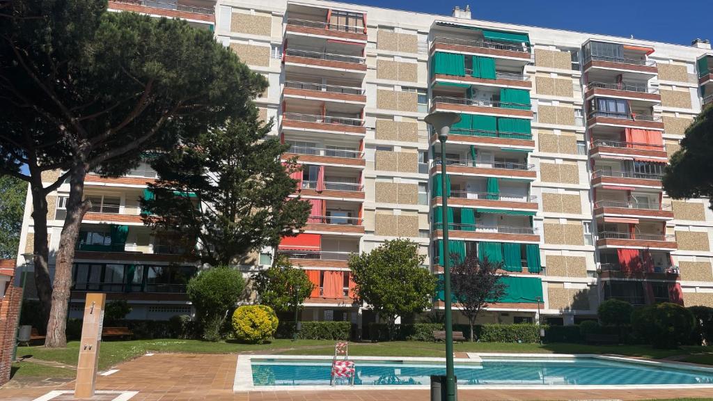 an apartment building with a pool in front of it at Maravilloso apartamento Delux in Blanes