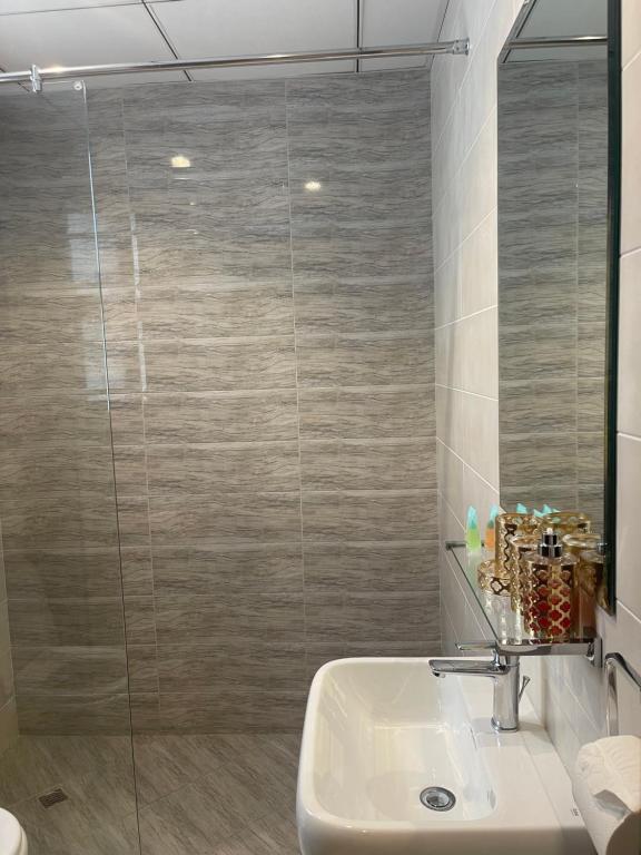 Koupelna v ubytování سحر المحيط لتأجير بيوت العطلات ocean magic luxury 4BR villa with privet pool, direct sea view,sharm-Al Dana Villa, Al Dana island by ocean magic holiday homes