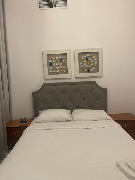 Postel nebo postele na pokoji v ubytování سحر المحيط لتأجير بيوت العطلات ocean magic luxury 4BR villa with privet pool, direct sea view,sharm-Al Dana Villa, Al Dana island by ocean magic holiday homes