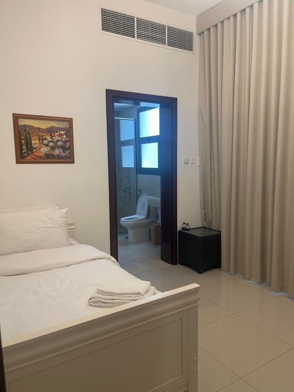 Postel nebo postele na pokoji v ubytování سحر المحيط لتأجير بيوت العطلات ocean magic luxury 4BR villa with privet pool, direct sea view,sharm-Al Dana Villa, Al Dana island by ocean magic holiday homes