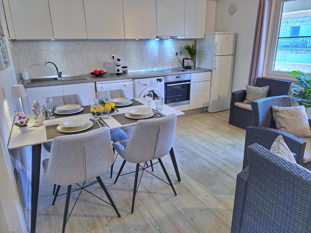 Kuchyňa alebo kuchynka v ubytovaní Apartment Villa Bralo