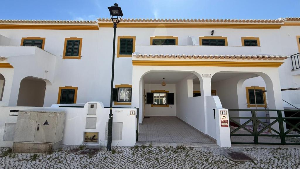 een ingang naar een wit gebouw met een boog bij BS House - Manta Rota in Manta Rota