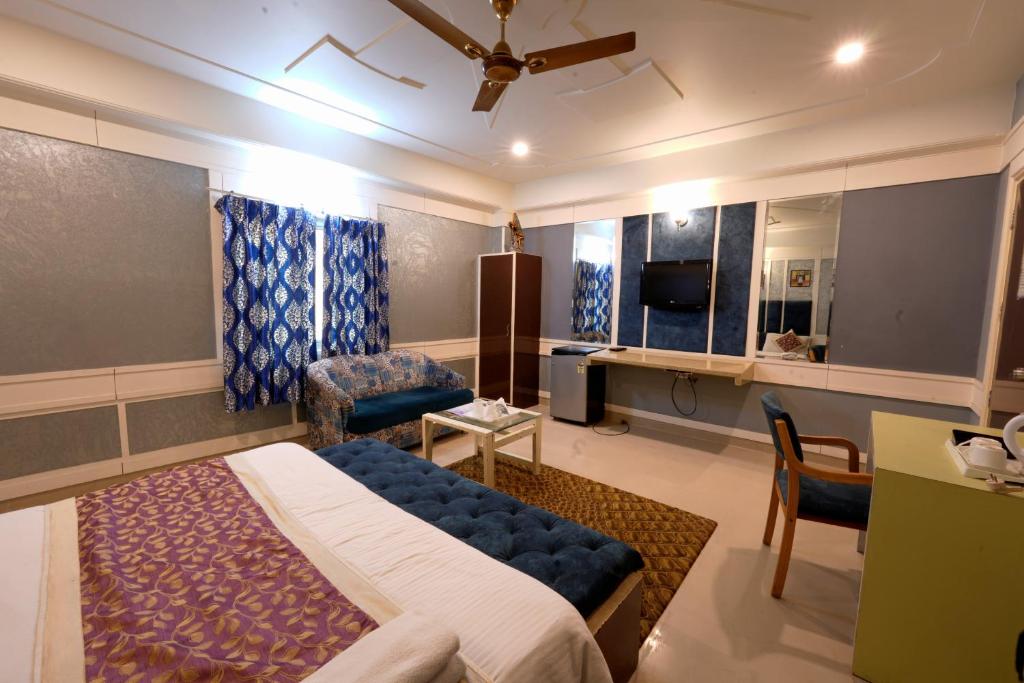 Postel nebo postele na pokoji v ubytování Hotel Oppera Mahipalpur- Delhi Airport
