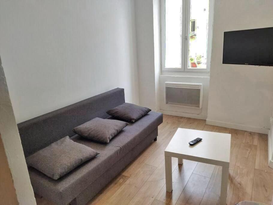un salon avec un canapé et une table dans l'établissement BudgetBnb - Studio au calme - 17m2 - Proche St Anne - Zenith Omega, à Toulon