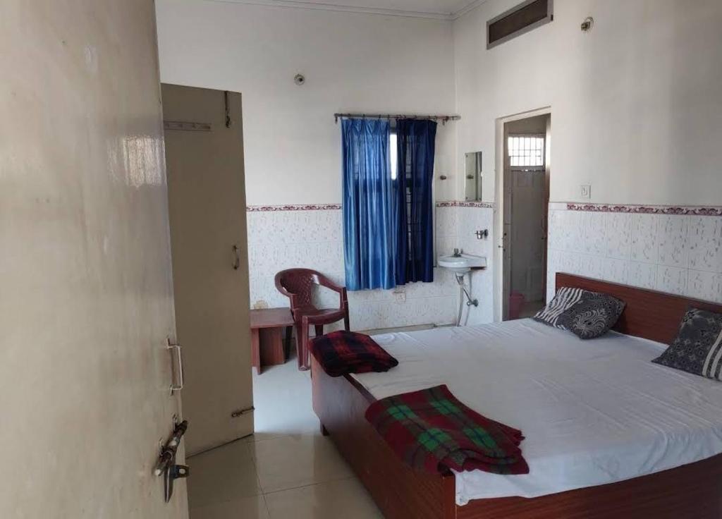 Postel nebo postele na pokoji v ubytování Hotel Satya Narayan