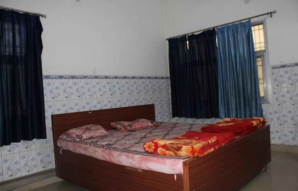 Postel nebo postele na pokoji v ubytování Hotel Satya Narayan