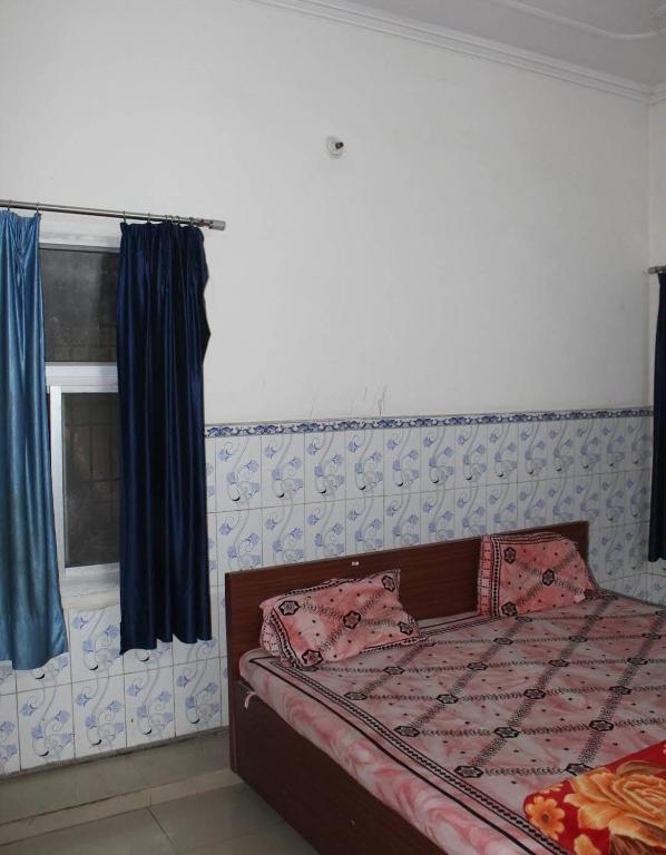 Postel nebo postele na pokoji v ubytování Hotel Satya Narayan