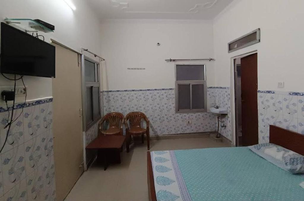 Postel nebo postele na pokoji v ubytování Hotel Satya Narayan