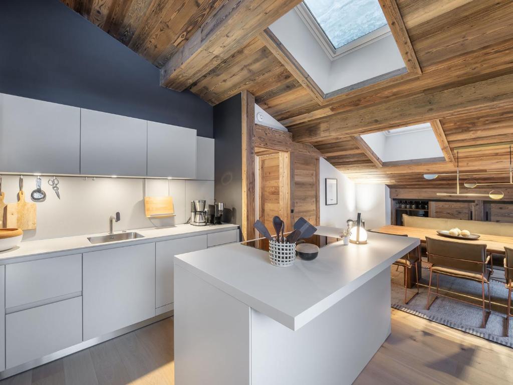 Kuchnia lub aneks kuchenny w obiekcie Duplex avec espace détente, piscine et 4 chambres à Megève - FR-1-569-66