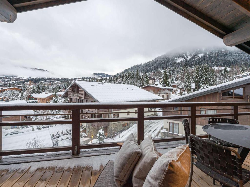 balkon z widokiem na pokrytą śniegiem górę w obiekcie Duplex avec espace détente, piscine et 4 chambres à Megève - FR-1-569-66 w mieście Megève