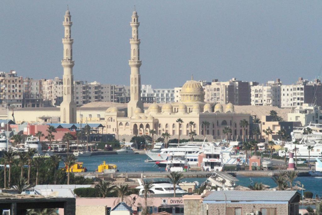 Nespecifikovaný výhled na destinaci Hurghada nebo výhled na město při pohledu z hotelu