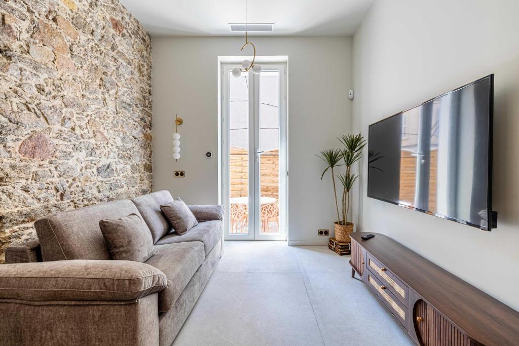 un salon avec un canapé et une télévision à écran plat dans l'établissement Magnificent apartment - AC-1BR-4P- Cannes, à Cannes