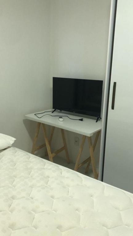a small desk with a television on a table at Caruaru com Melhor Custo-Benefício in Caruaru