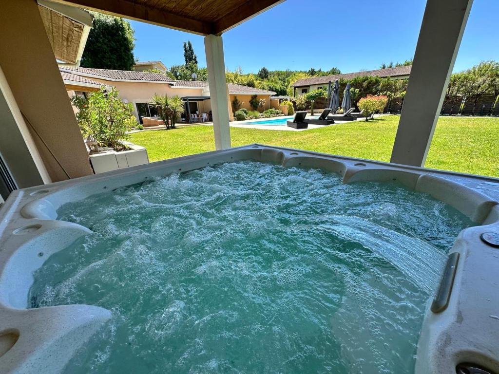 Bazén v ubytování La Bredi Villa proche de Bordeaux avec piscine et spa nebo v jeho okolí