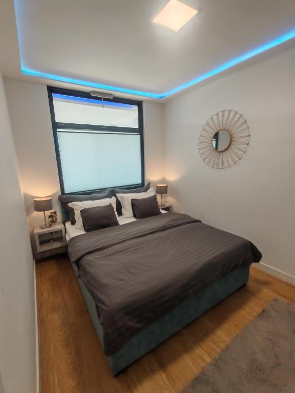 Posteľ alebo postele v izbe v ubytovaní Amora Homes Imperial suite with Basilika and Castle View NEED RESERVATION FOR FREE PARKING