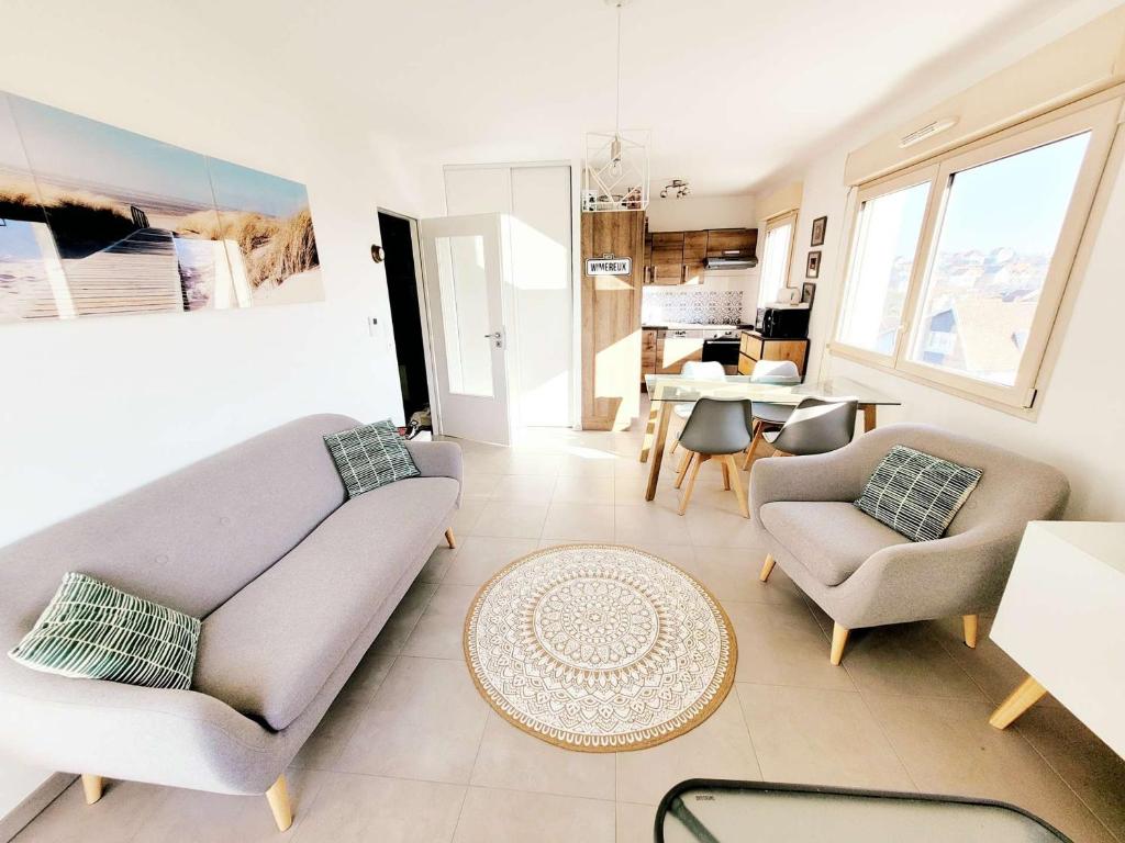 un salon avec un canapé, des chaises et une table dans l'établissement Appartement lumineux 2 chambres à Wimereux, proche plage, avec garage et Wi-Fi - FR-1-675-13, à Wimereux