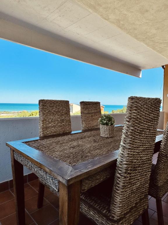 a dining table and chairs with a view of the beach at Dimora da Adele in Termoli