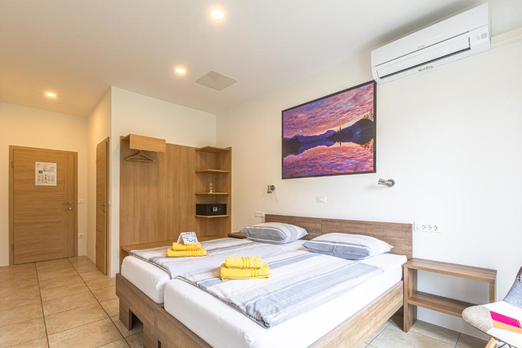 Postel nebo postele na pokoji v ubytování Jazz Bled B&B