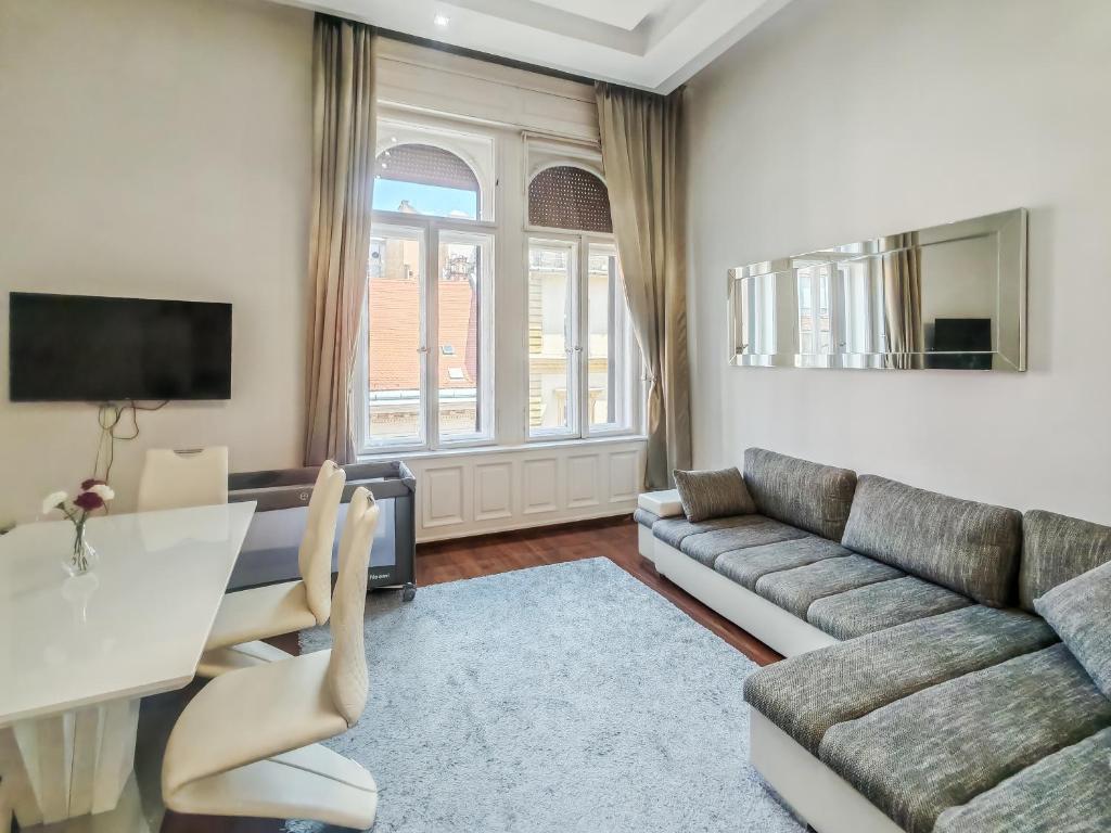 Televízia a/alebo spoločenská miestnosť v ubytovaní Basilika view Imperial Suite -SAS street -NEED RESERVATION FOR FREE PARKING