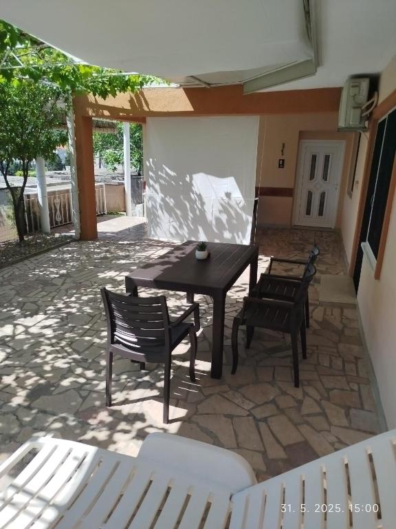 Patio nebo venkovní prostory v ubytování Apartmani - sobe Ćosić