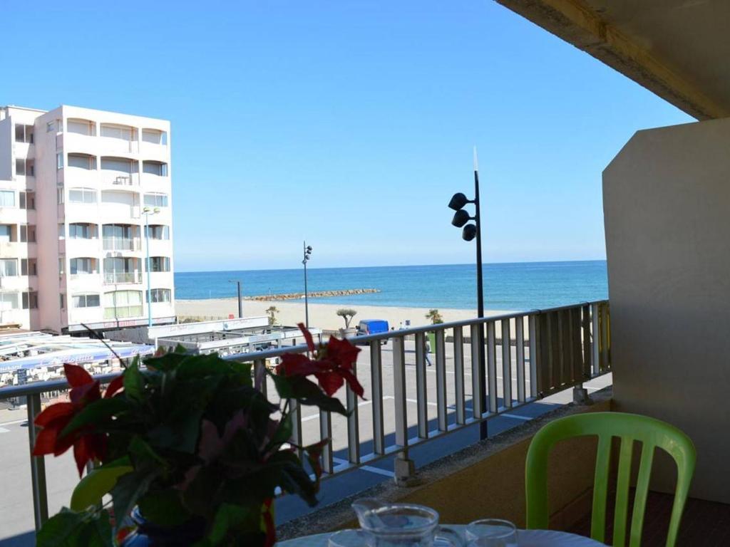 d'un balcon avec une table et une vue sur la plage. dans l'établissement Studio 4 personnes proche plage, animaux admis, Saint-Cyprien - FR-1-225D-2, à Saint Cyprien Plage