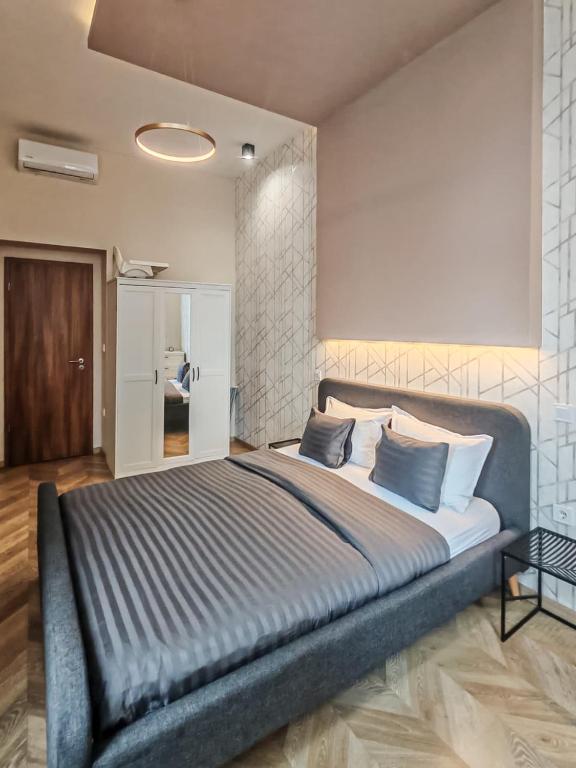 Posteľ alebo postele v izbe v ubytovaní 3 bedrooms bright flat in the heart of the city -FREE PARKING Need Reservation