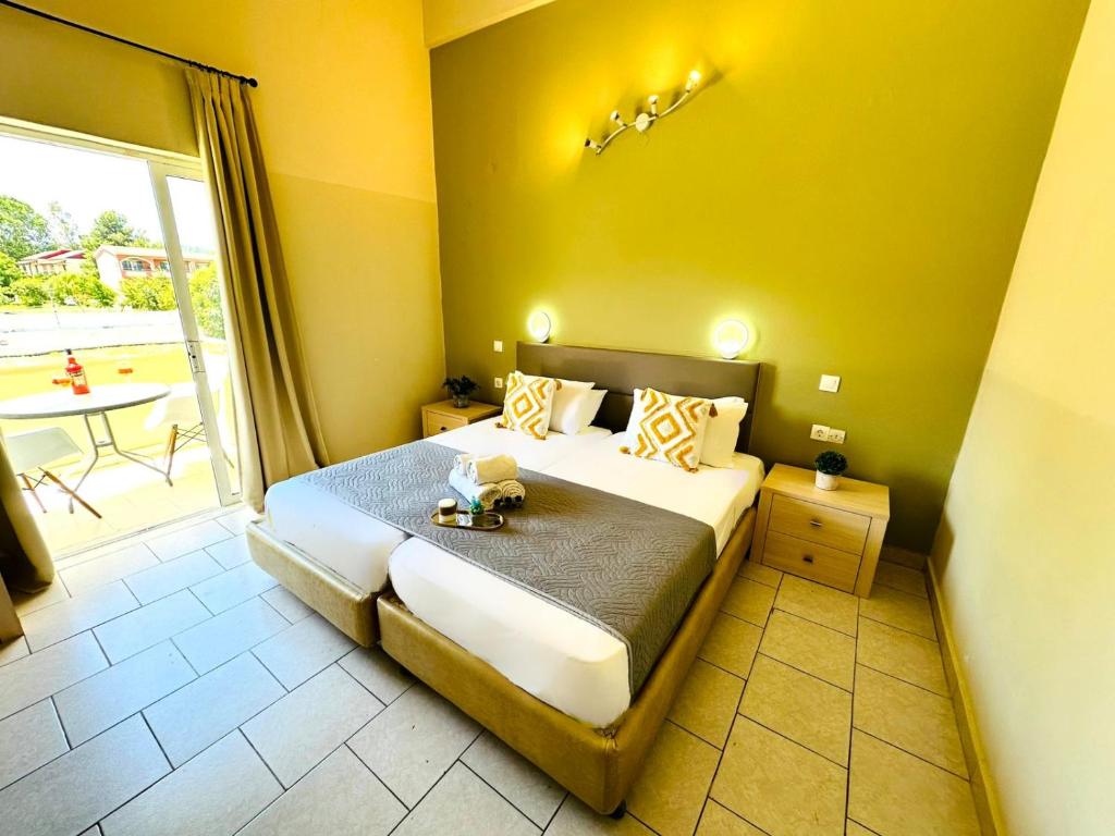 Postel nebo postele na pokoji v ubytování Sidari Vibes Aparthotel