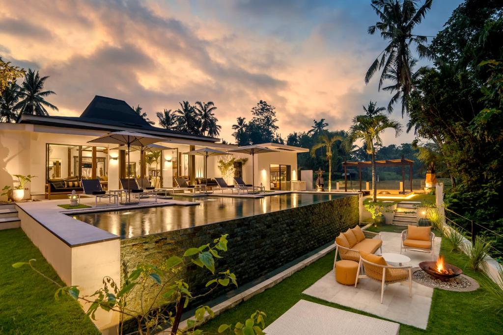 a villa with a swimming pool and a resort at Villa Aikyam in Tegalalang