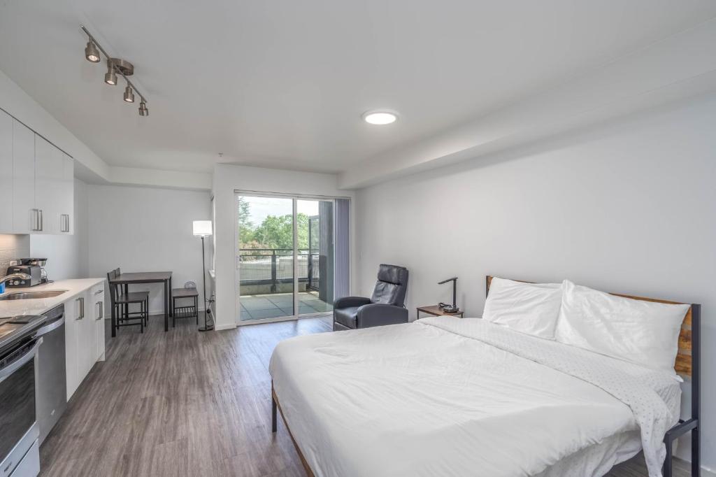 University of Washington New Apartment Studio w/kitchen and balcony - 